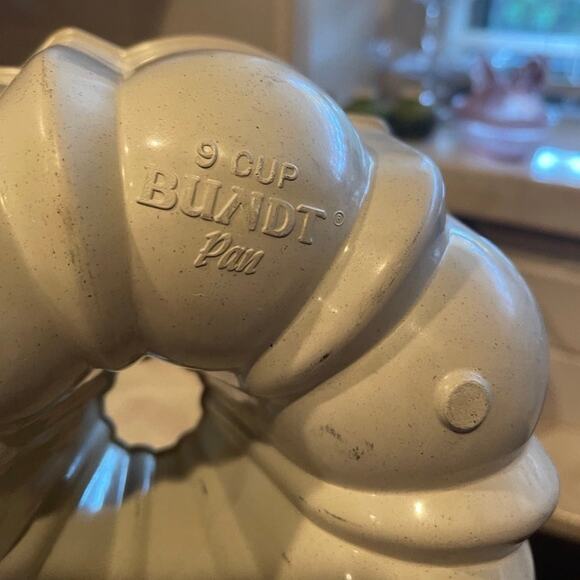 Nordic Ware beige Bundt pan Microwave safe 9 cup - Picture 6 of 9